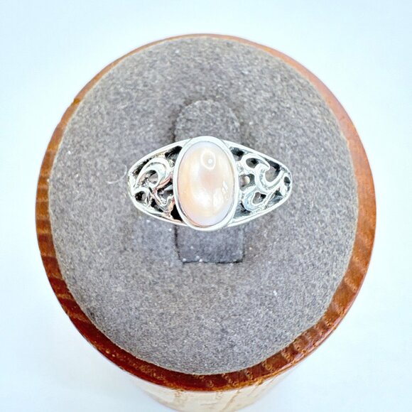 VTG Sterling Silver 925 Mother of Pearl Scroll Design Statement Ring Size 4.5 - Picture 1 of 8